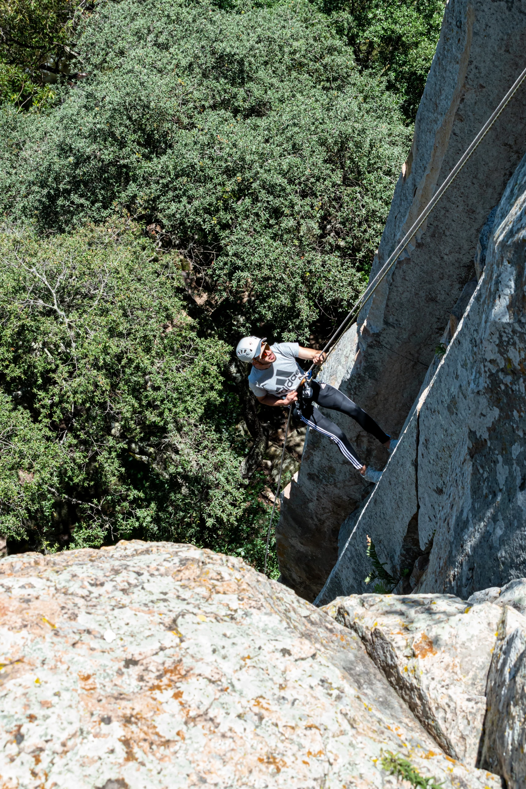 Persona haciendo rappel en una formación rocosa