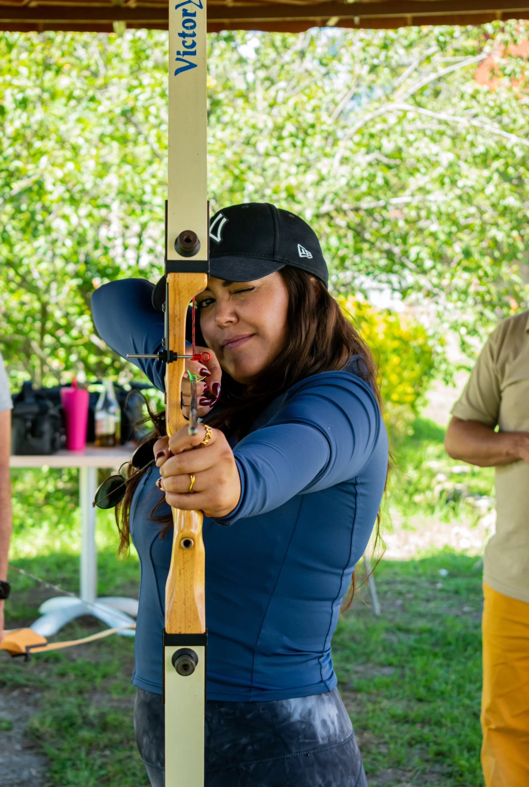 Persona practicando tiro con arco en el bosque